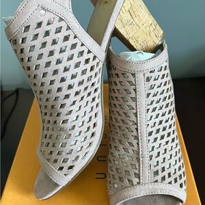 Unisa 7.5 peep toe worn once